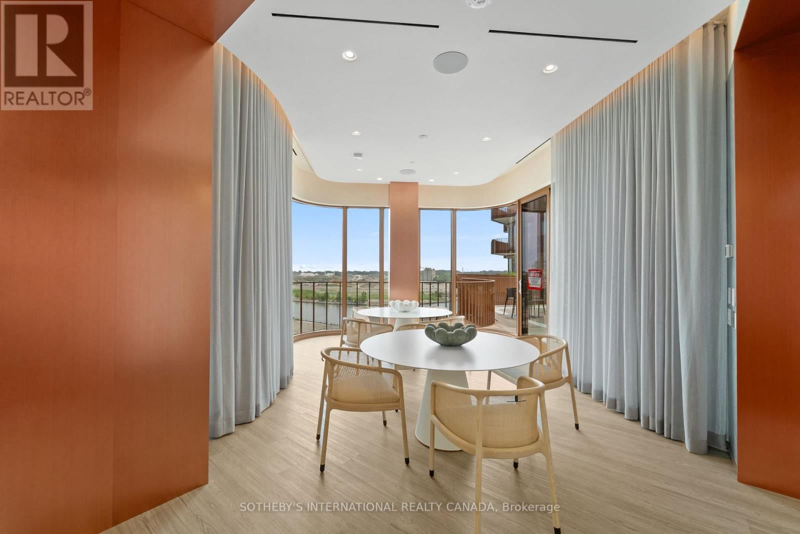 932 - 155 MERCHANTS' WHARF Image 28