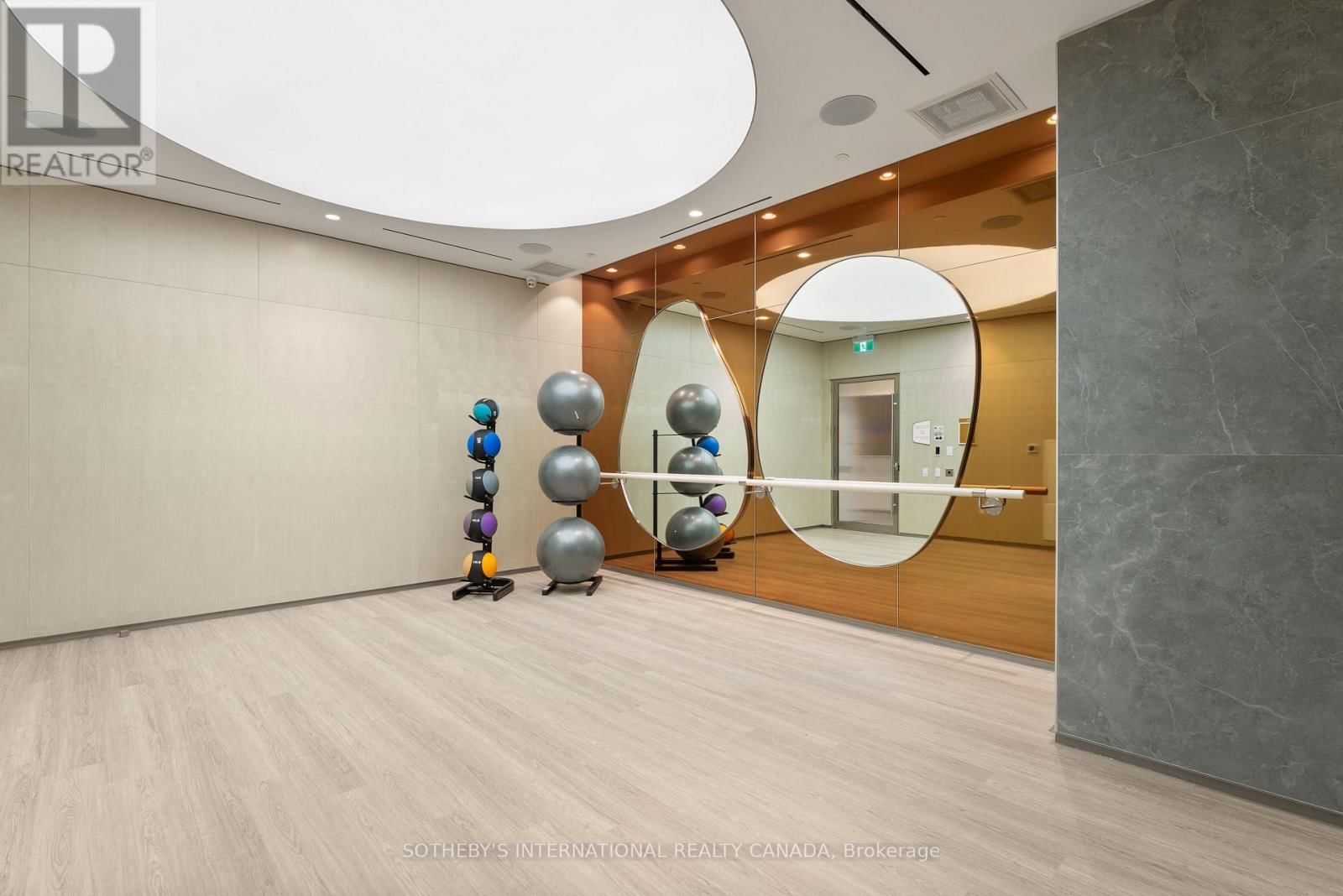 932 - 155 MERCHANTS' WHARF Image 32