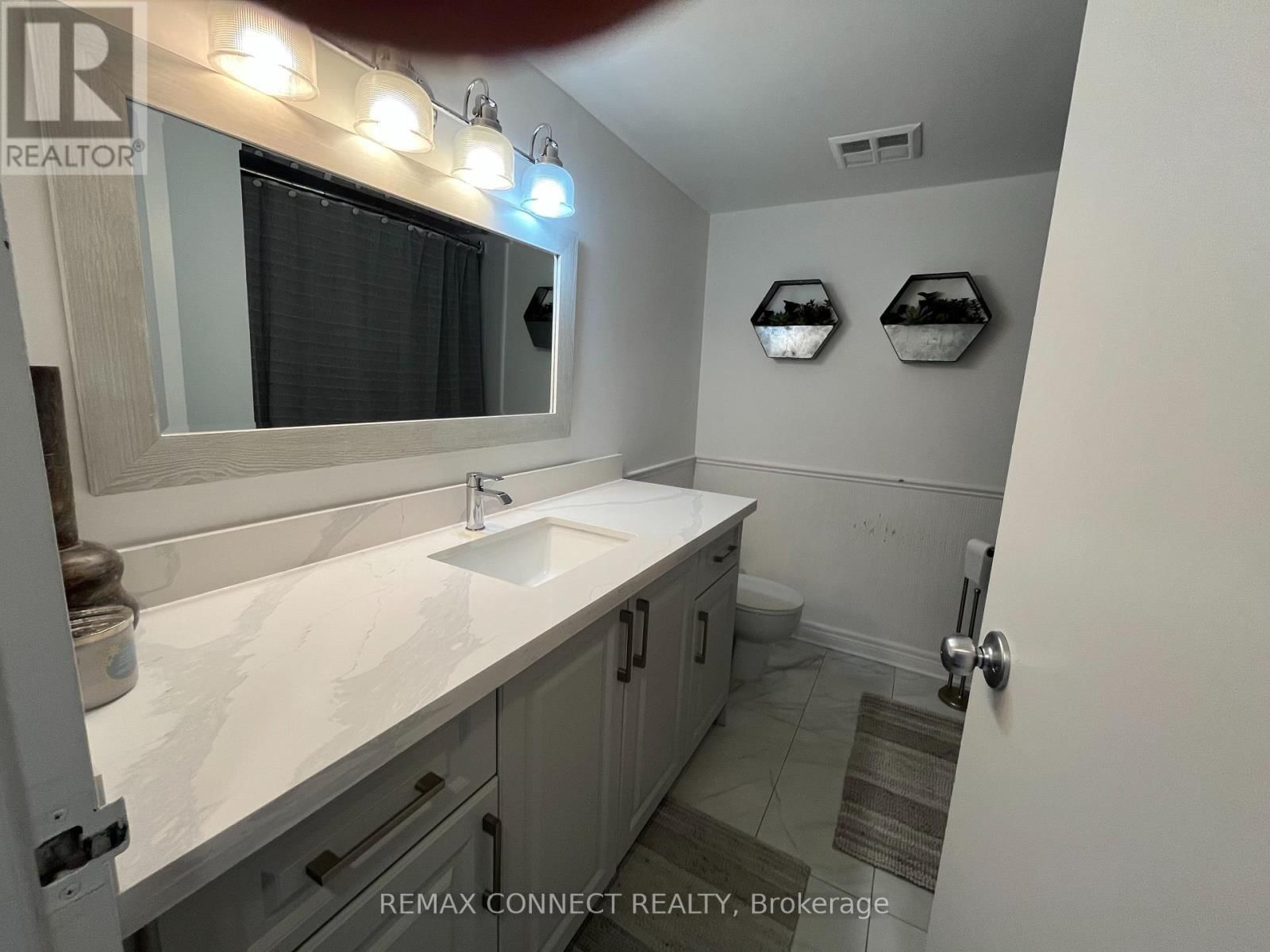 601 - 117 GERRARD STREET Image 10