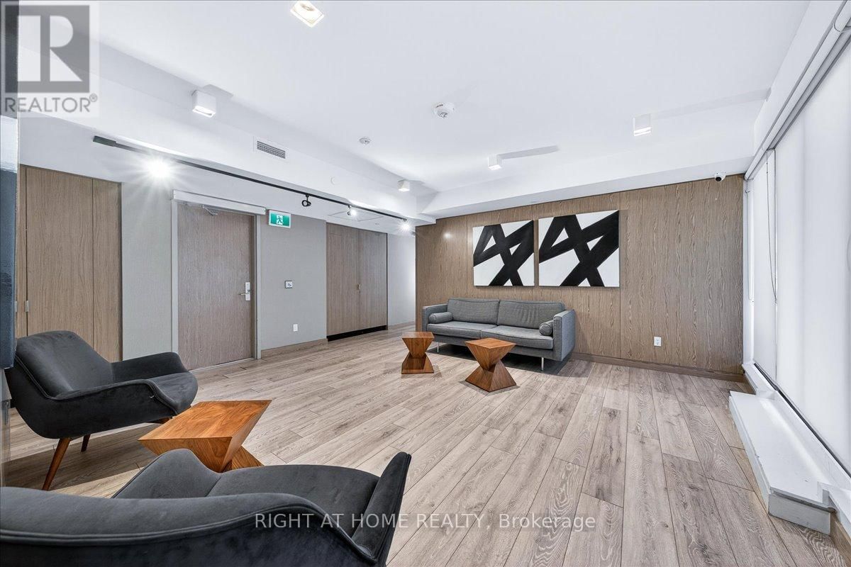 1907 - 215 QUEEN STREET WEST Image 24