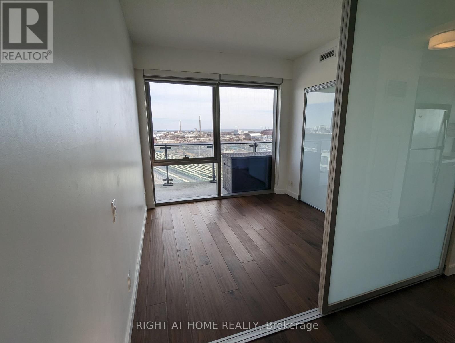 1907 - 390 CHERRY STREET Image 10