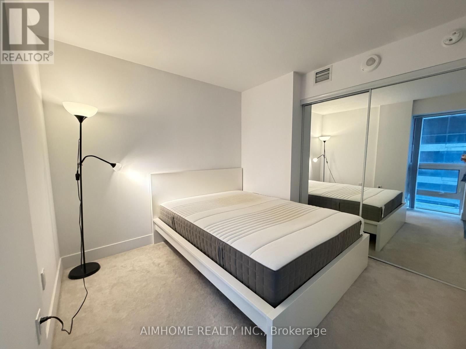 2014 - 955 BAY STREET Image 10