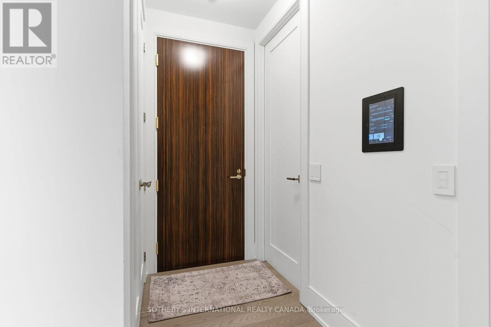 702 - 455 WELLINGTON STREET WEST Image 3