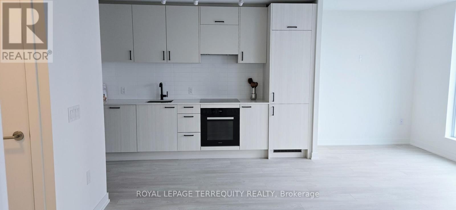 1215 - 1 QUARRINGTON LANE Image 8