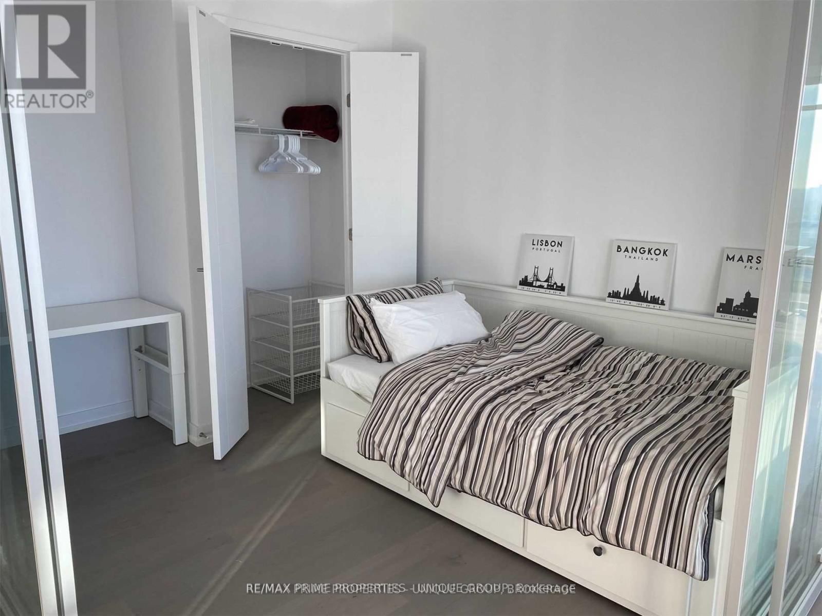 2916 - 488 UNIVERSITY AVENUE Image 12