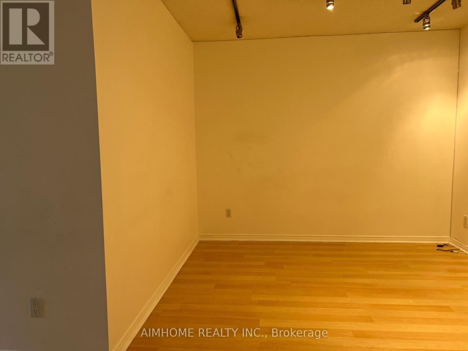 310 - 7 BISHOP AVENUE Image 12