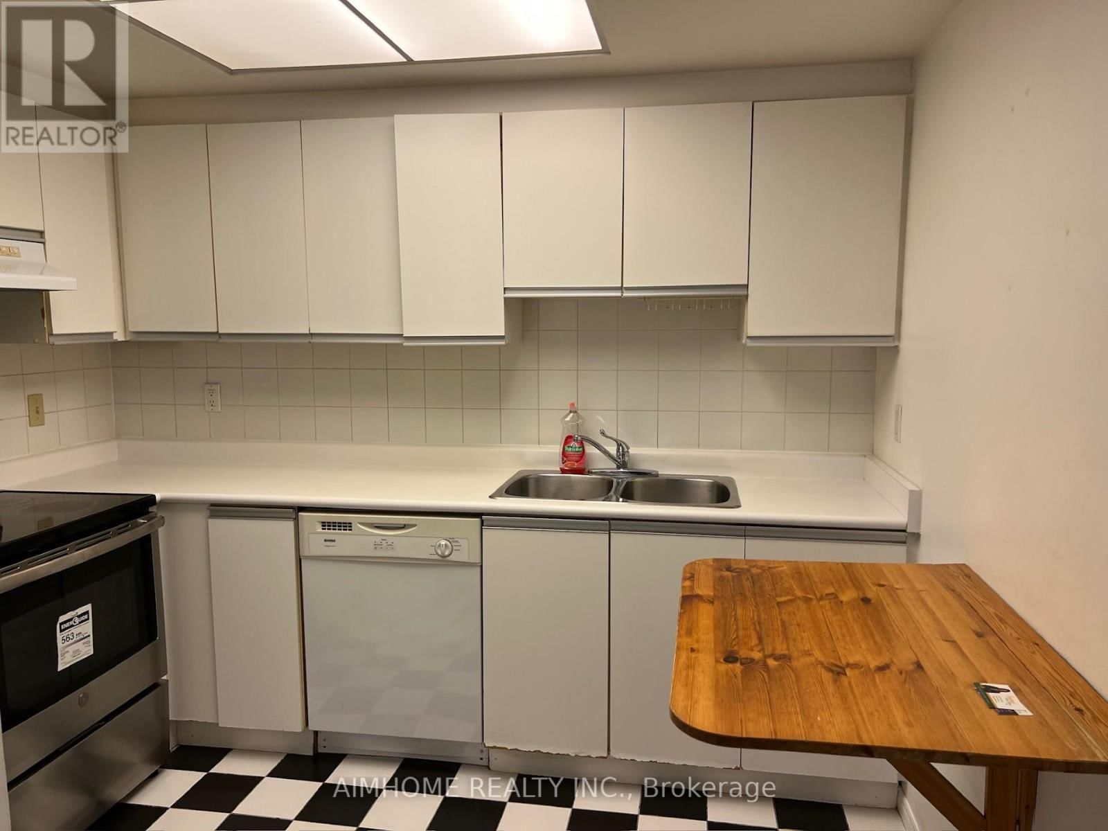 310 - 7 BISHOP AVENUE Image 18