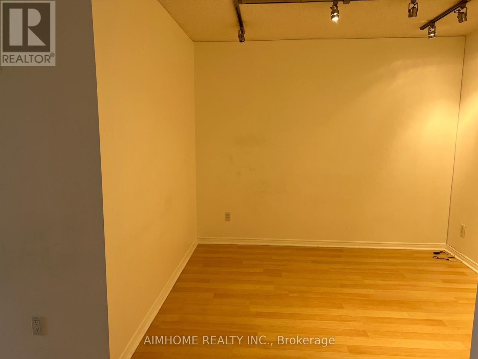 310 - 7 BISHOP AVENUE Image 4