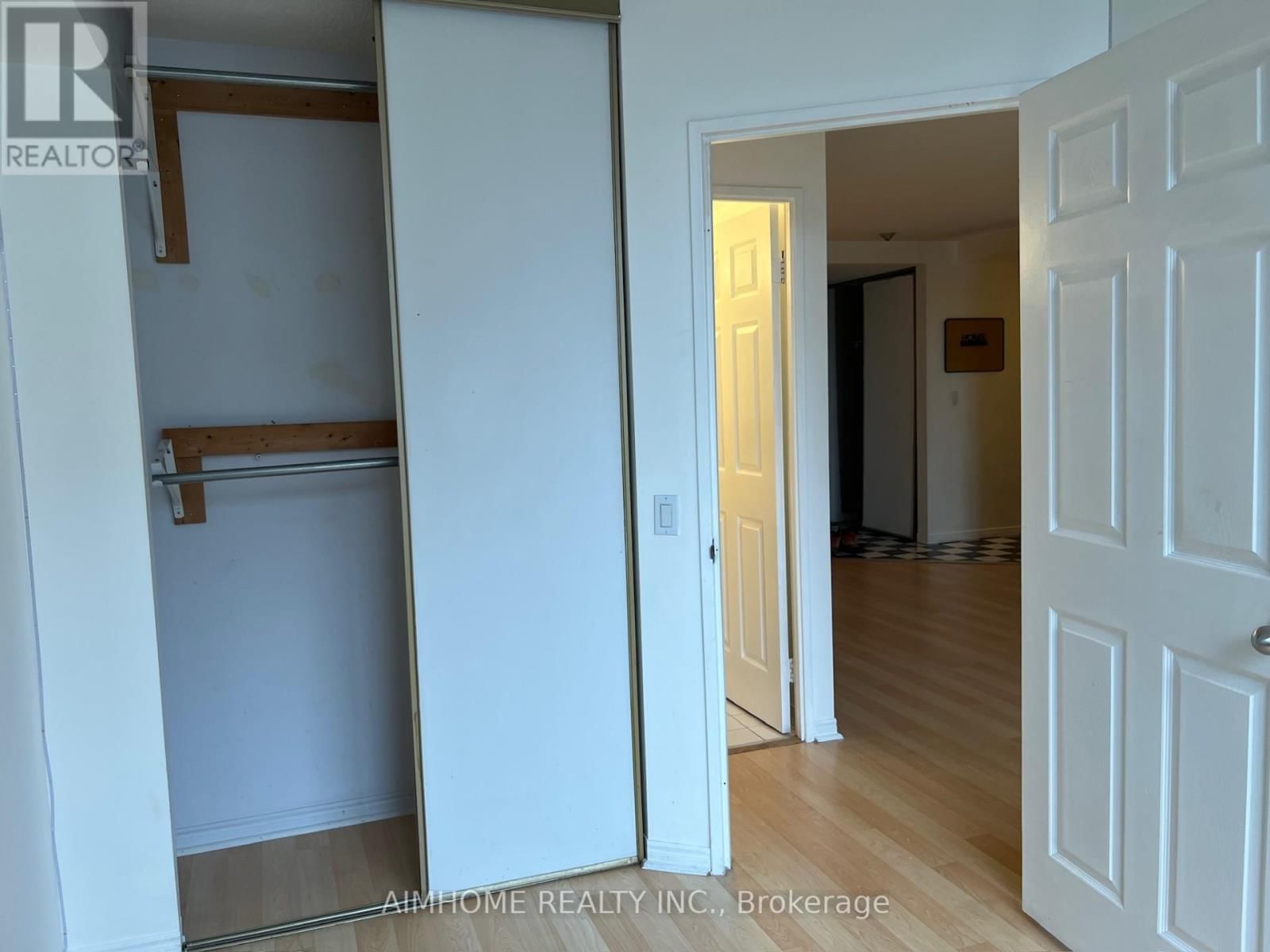 310 - 7 BISHOP AVENUE Image 8