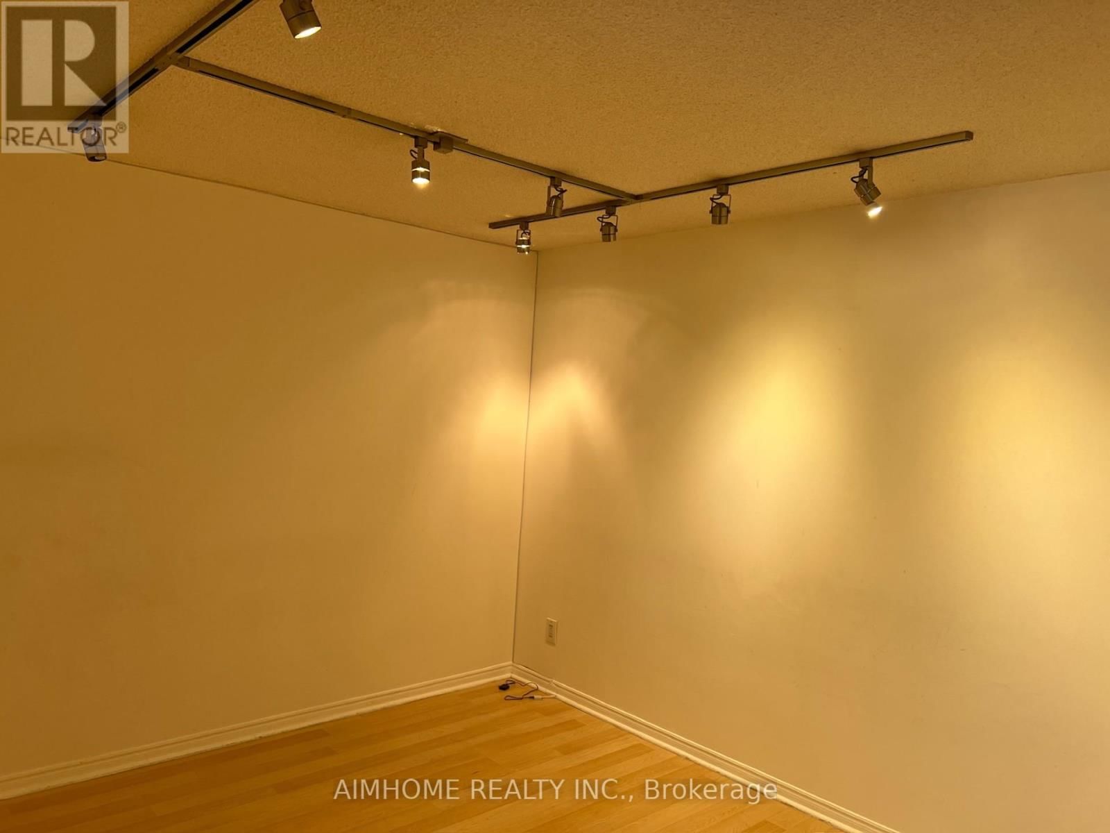 310 - 7 BISHOP AVENUE Image 9