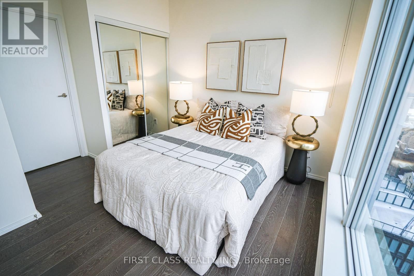 2010 - 68 SHUTER STREET Image 11