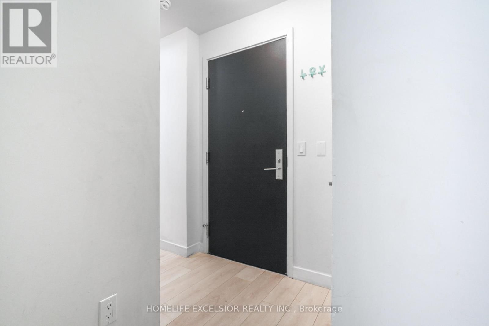 2002 - 8 EGLINTON AVENUE EAST Image 24