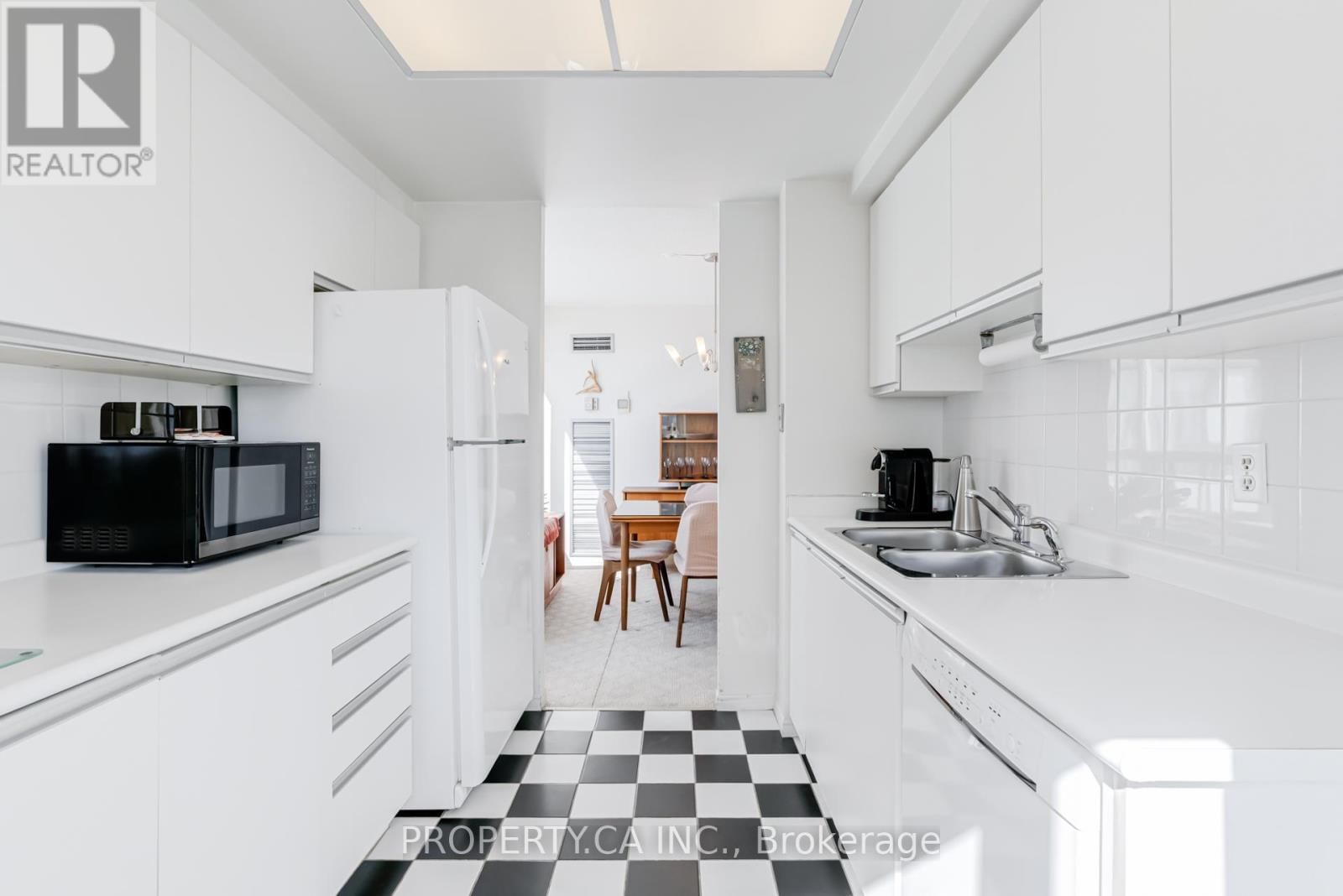 1401 - 7 BISHOP AVENUE Image 14