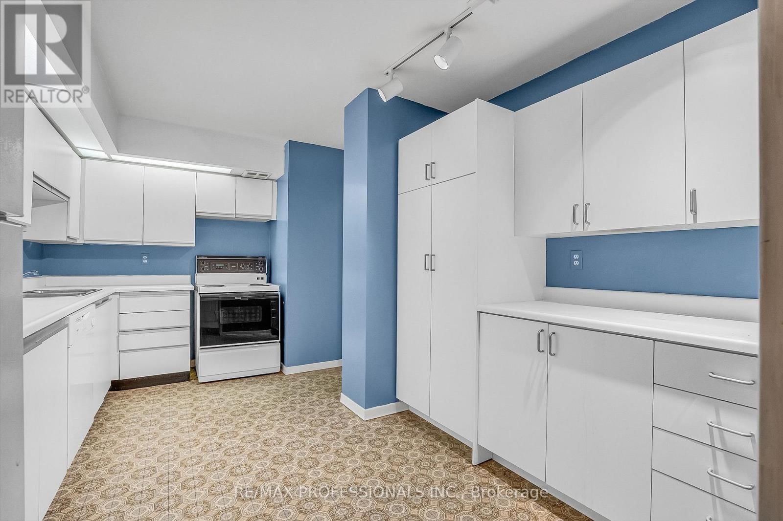 2005 - 33 ELMHURST AVENUE Image 16