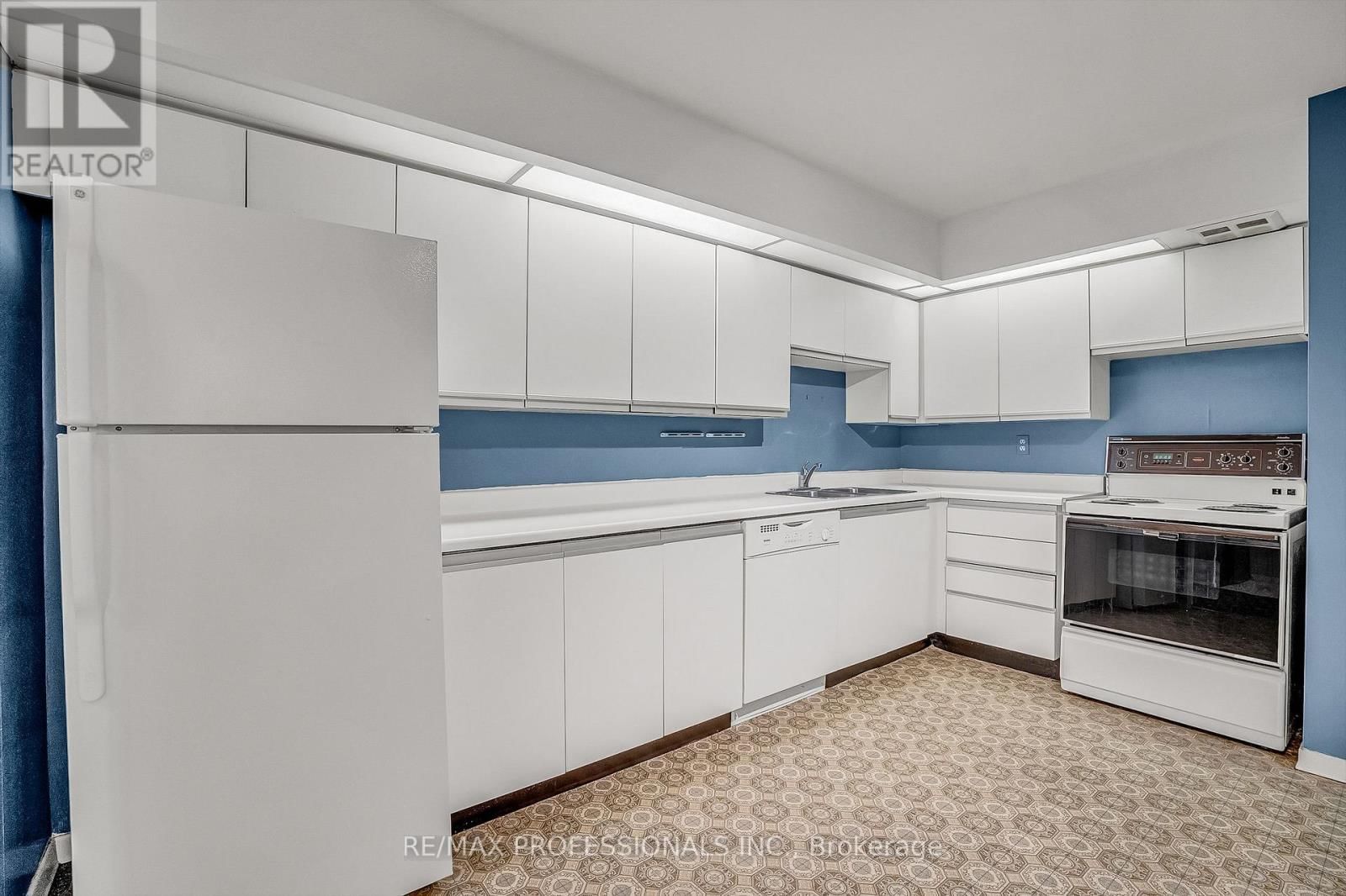 2005 - 33 ELMHURST AVENUE Image 17