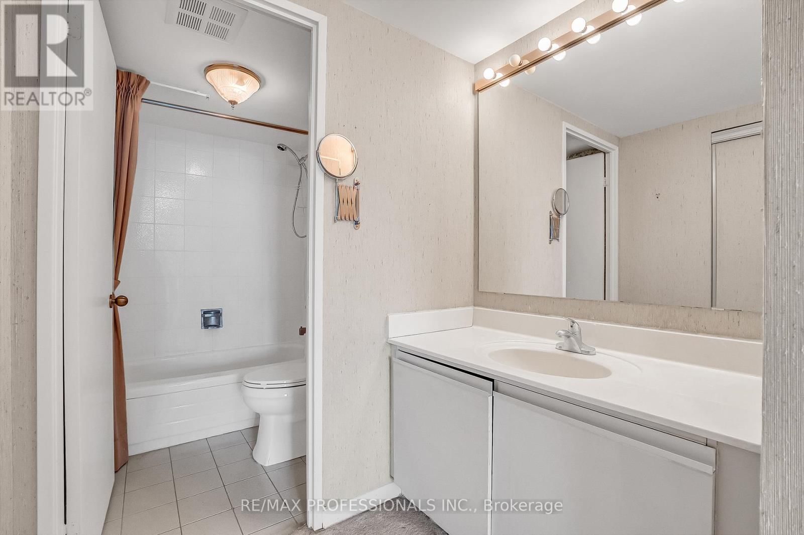 2005 - 33 ELMHURST AVENUE Image 26