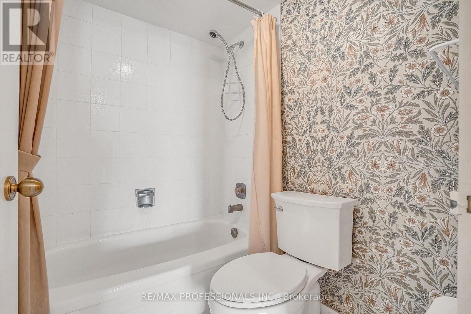 2005 - 33 ELMHURST AVENUE Image 27