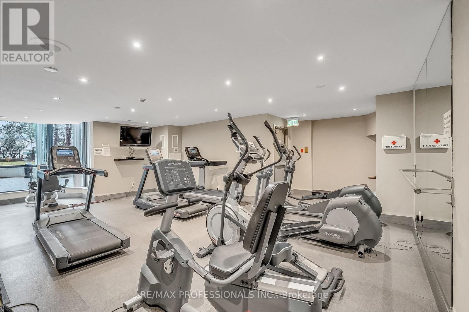 2005 - 33 ELMHURST AVENUE Image 44