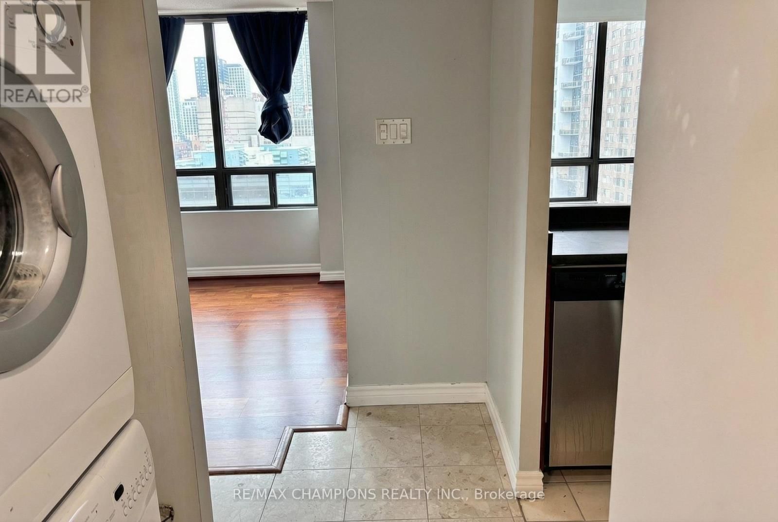 1101 - 117 GERRARD STREET Image 2