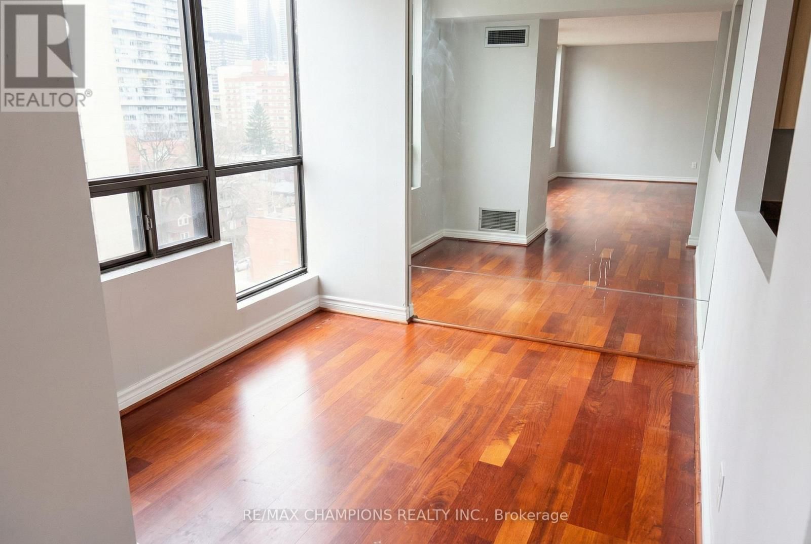 1101 - 117 GERRARD STREET Image 4