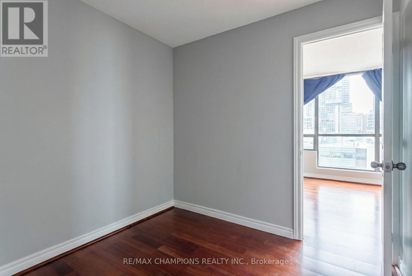 1101 - 117 GERRARD STREET Image 6