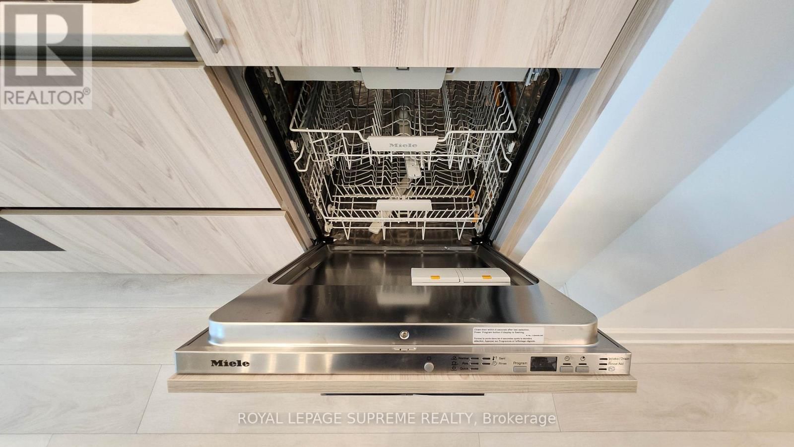 2703 - 15 MERCER STREET Image 9