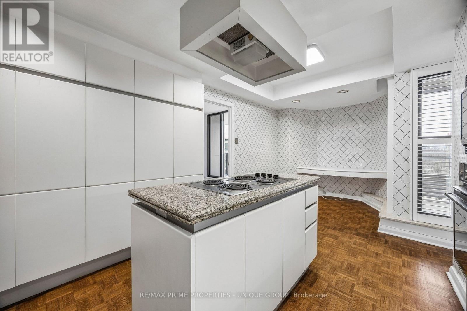 805 - 55 PRINCE ARTHUR AVENUE Image 16