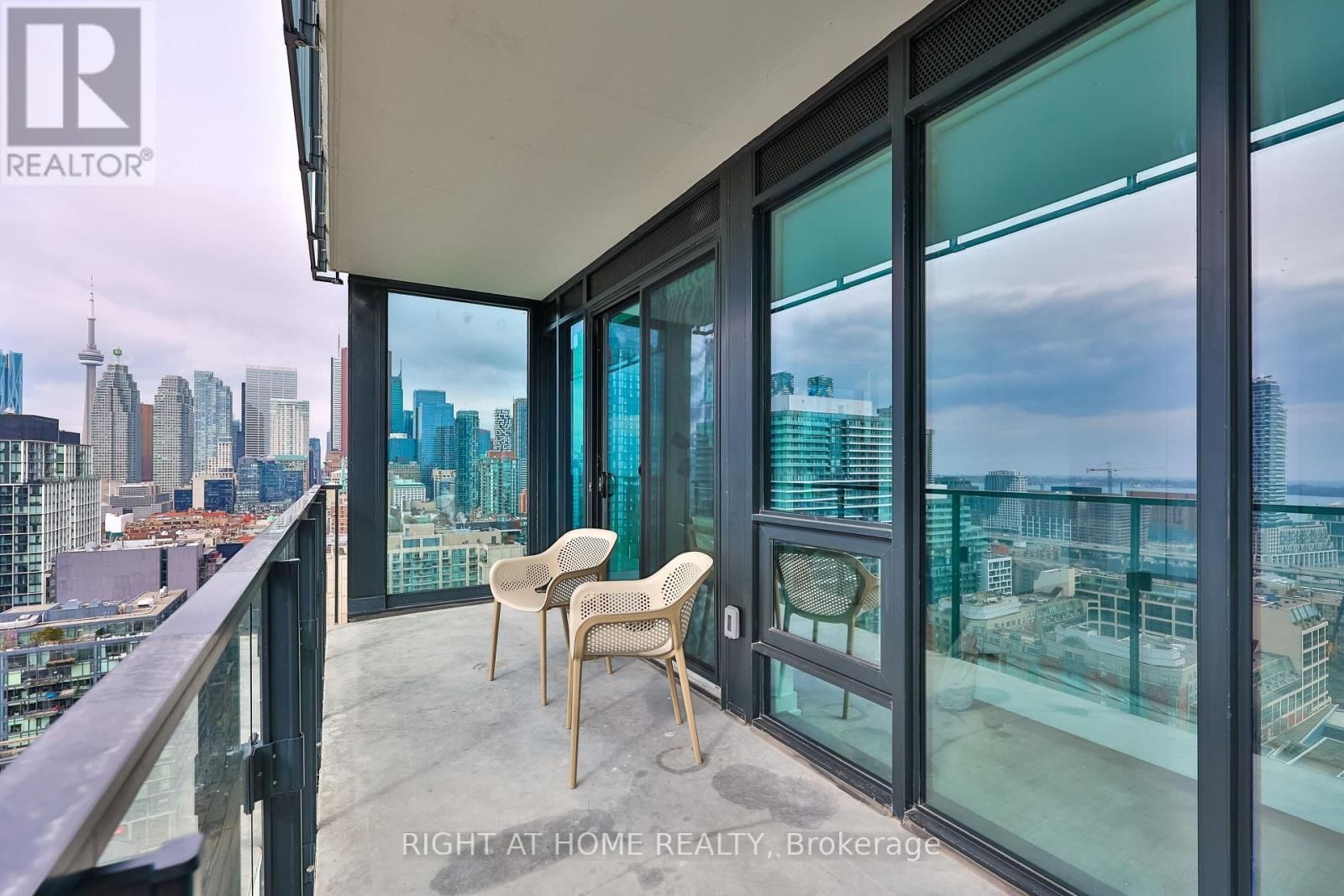 2404 - 284 KING STREET EAST Image 16