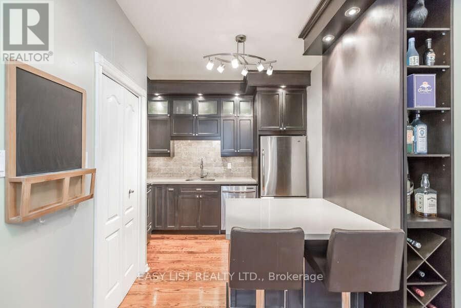 1001 - 393 KING STREET WEST Image 2