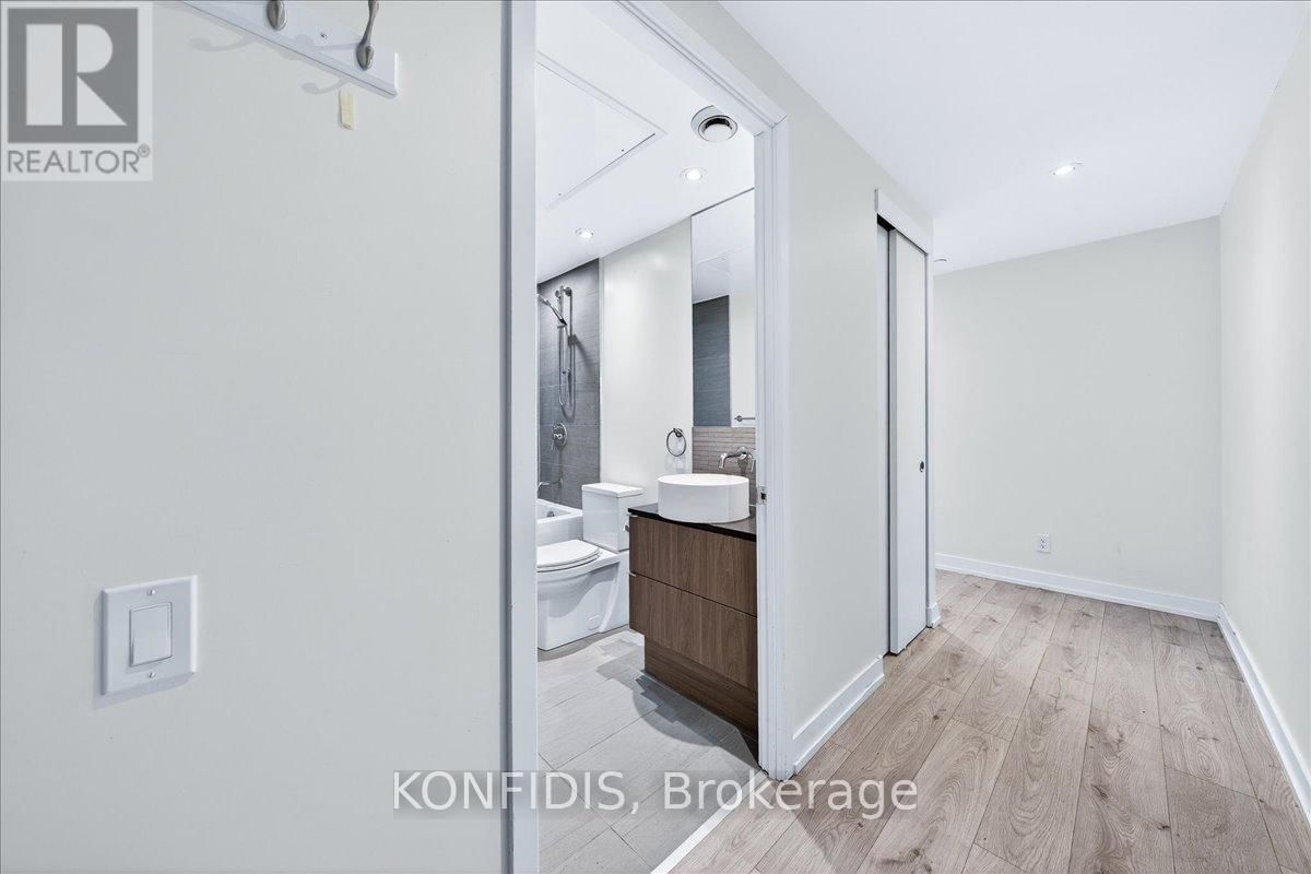 732 - 161 ROEHAMPTON AVENUE Image 3