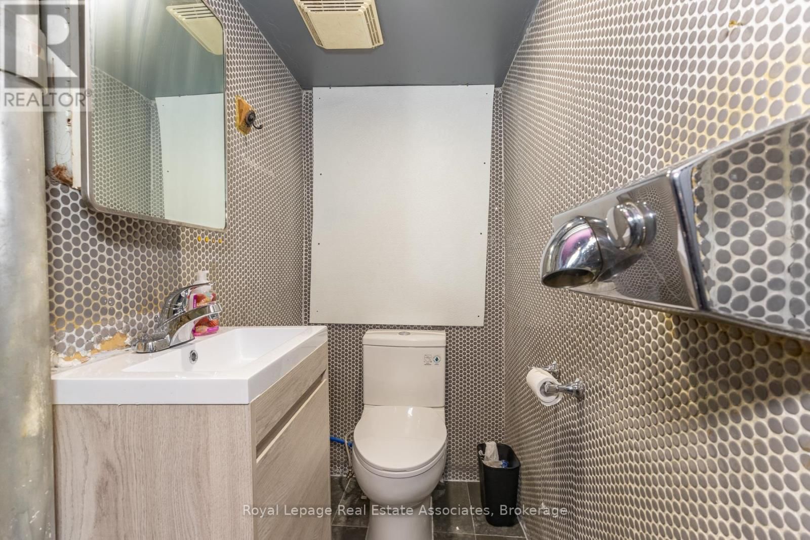 642 BLOOR STREET WEST Image 15