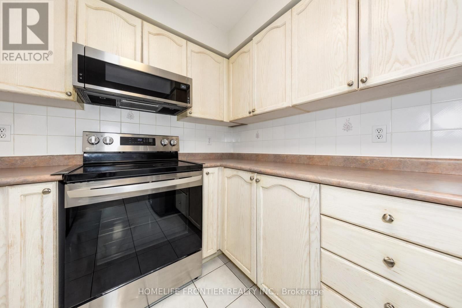 1008 - 29 PEMBERTON AVENUE Image 15