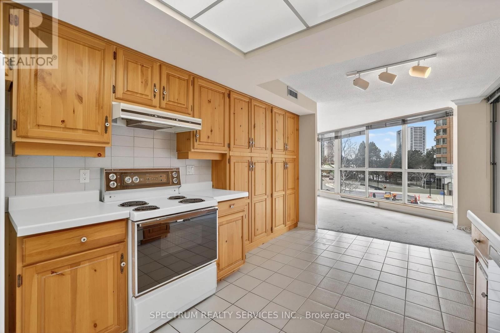 302 - 85 SKYMARK DRIVE Image 10