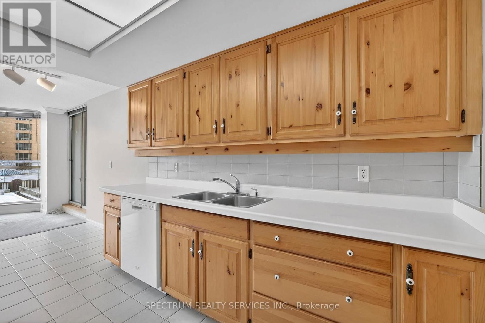 302 - 85 SKYMARK DRIVE Image 12