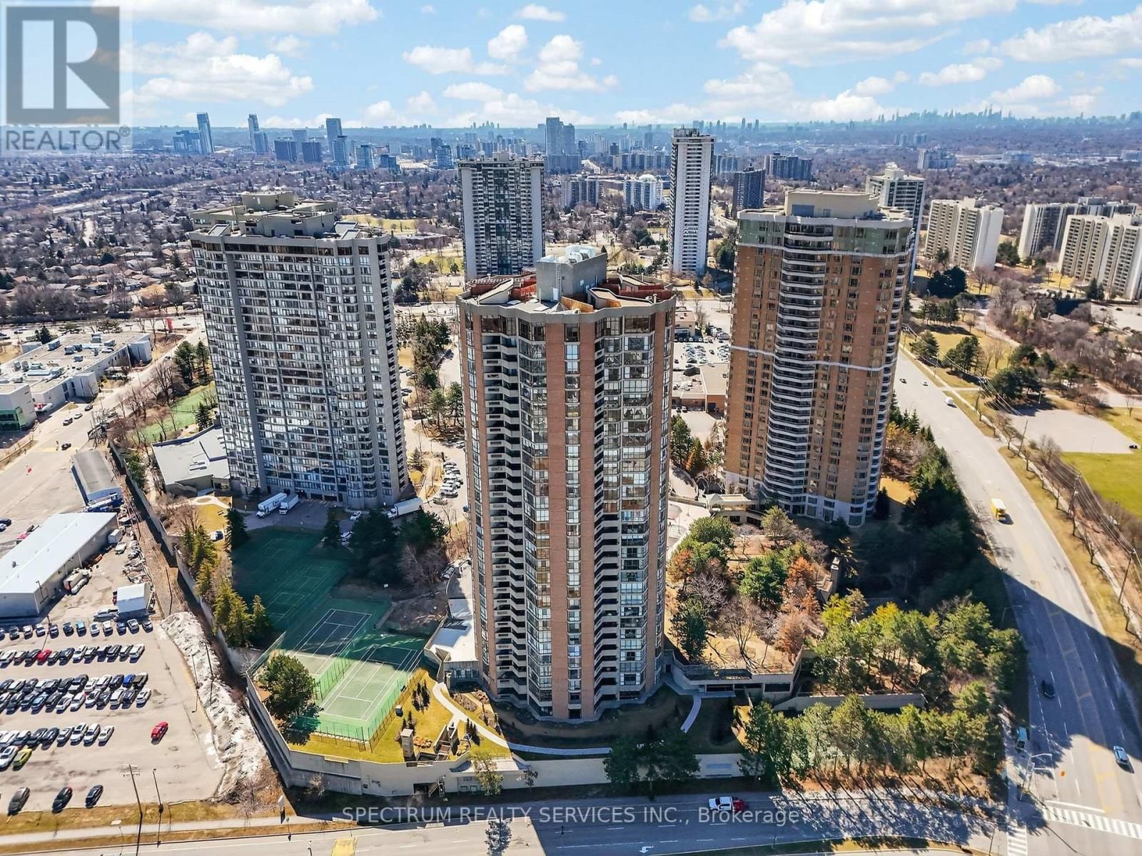 302 - 85 SKYMARK DRIVE Image 2