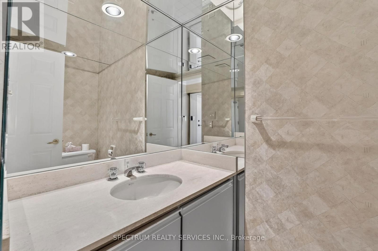 302 - 85 SKYMARK DRIVE Image 33