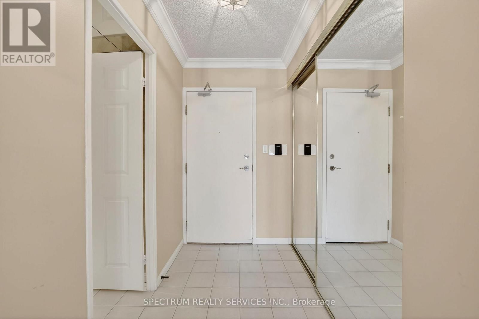 302 - 85 SKYMARK DRIVE Image 4