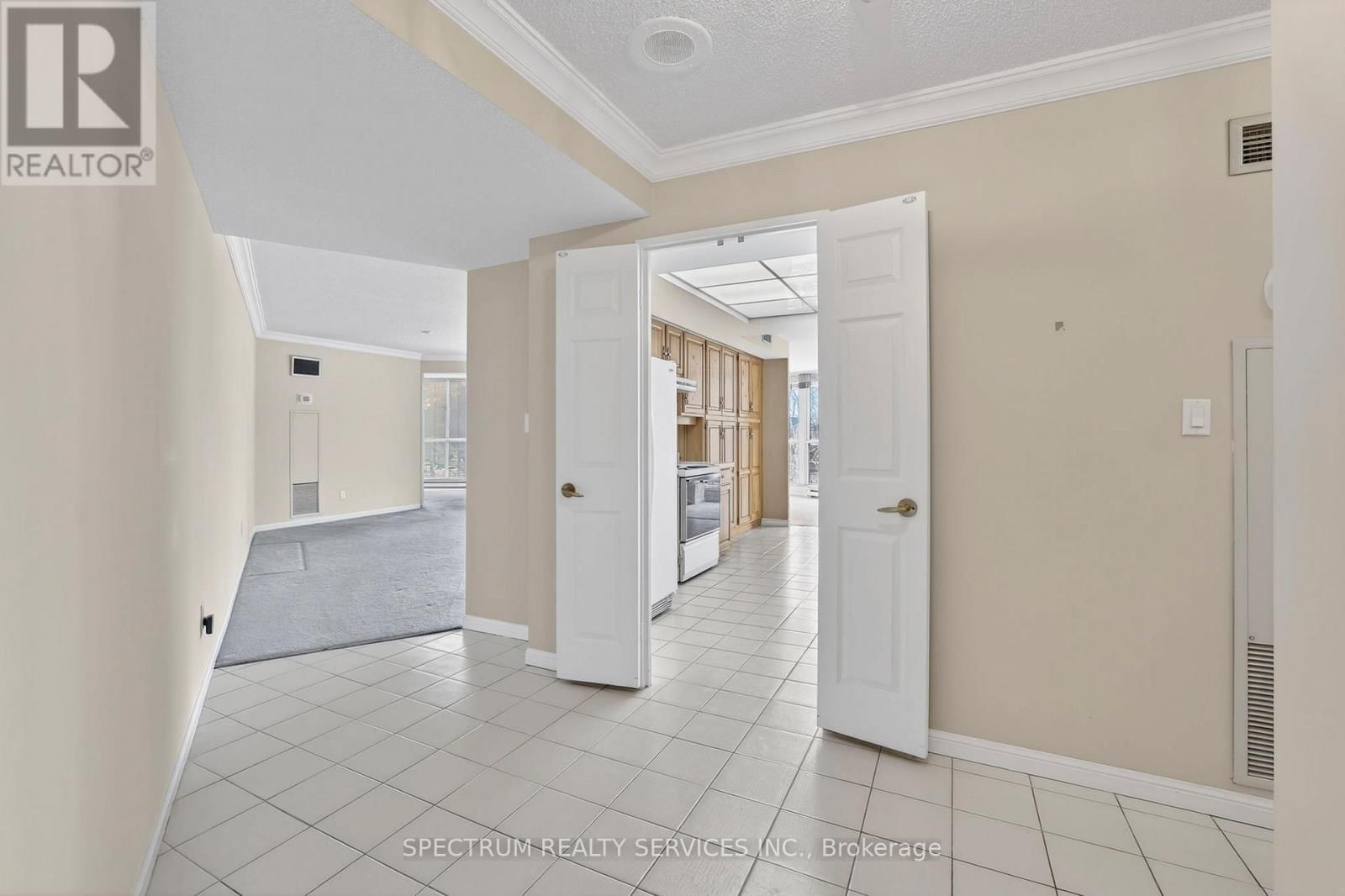 302 - 85 SKYMARK DRIVE Image 8