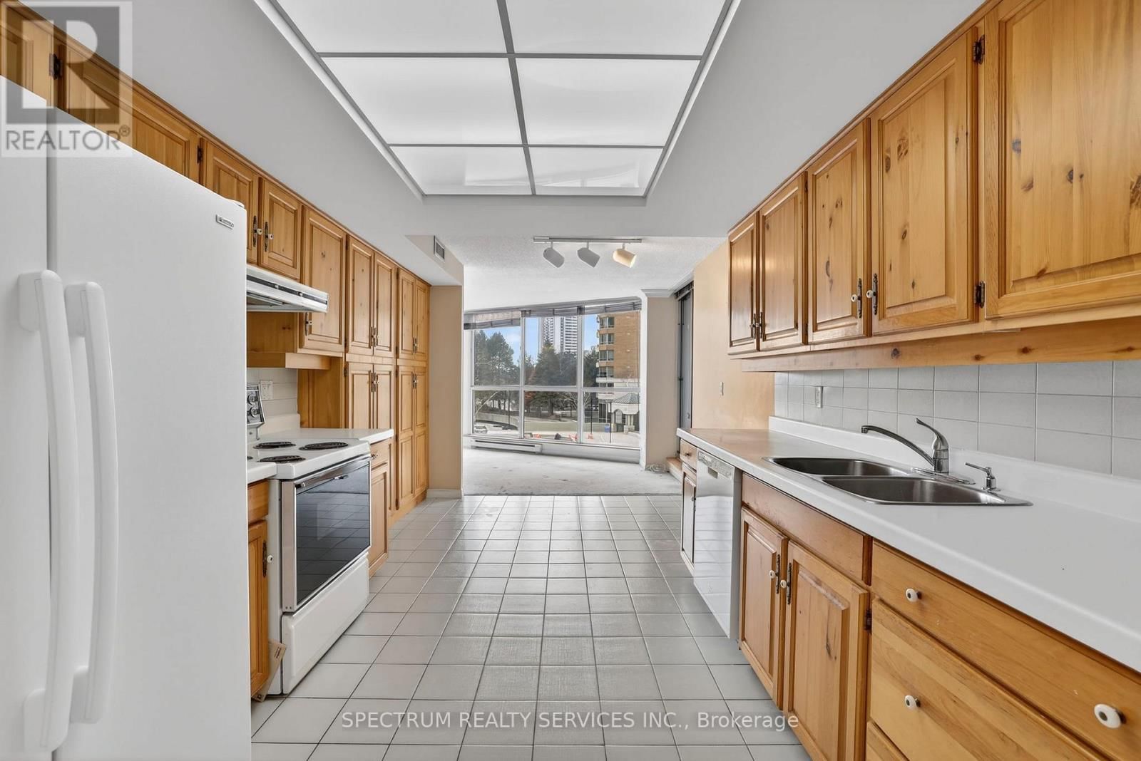 302 - 85 SKYMARK DRIVE Image 9