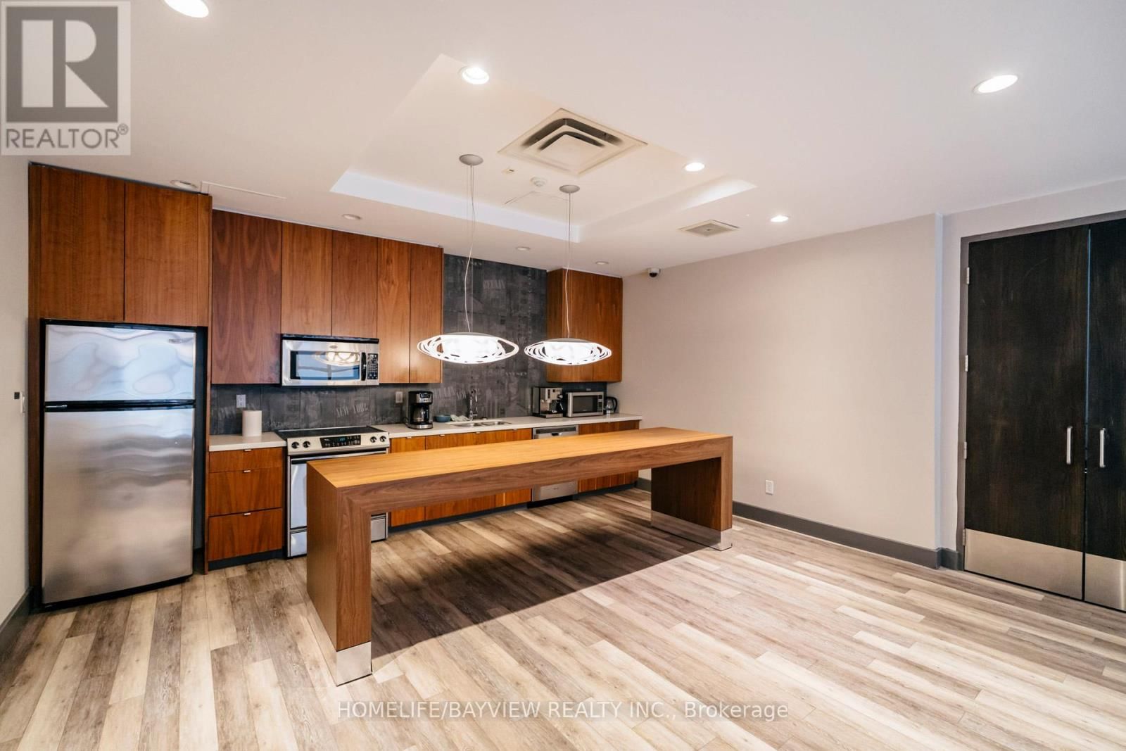 1002 - 23 BRANT STREET Image 22