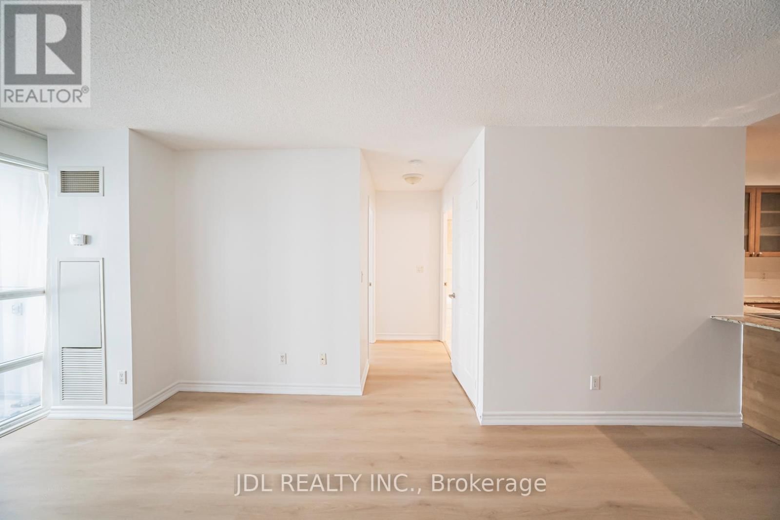 1001 - 761 BAY STREET Image 10