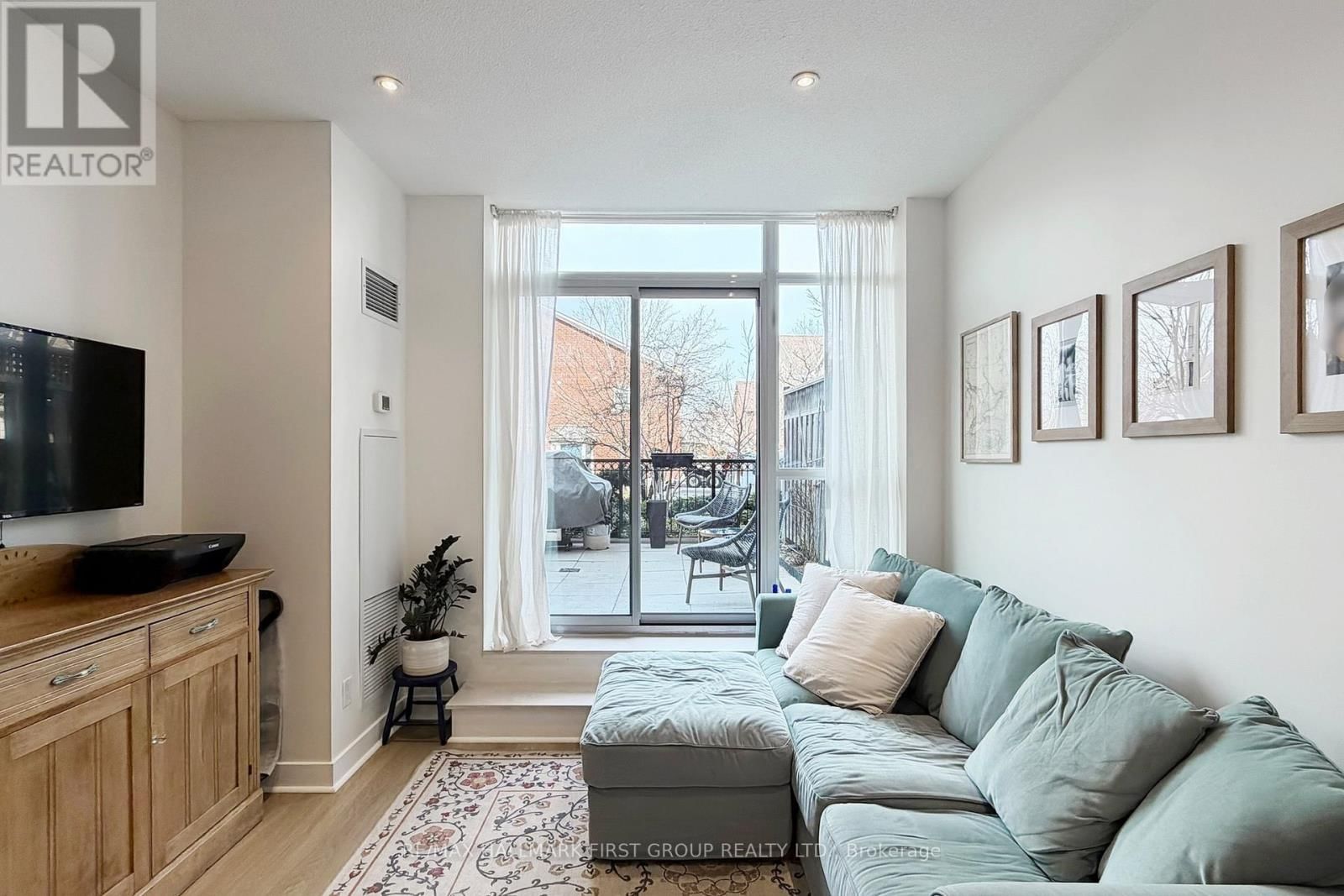 127 - 120 DALLIMORE CIRCLE Image 1