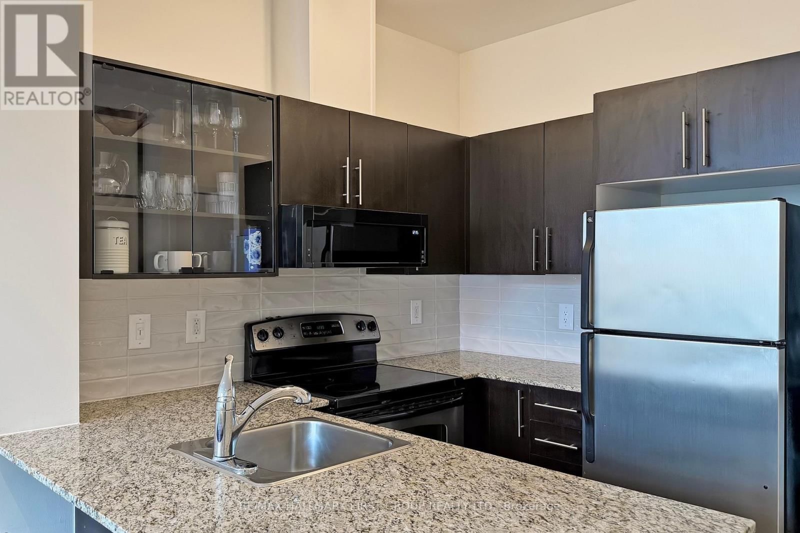 127 - 120 DALLIMORE CIRCLE Image 12