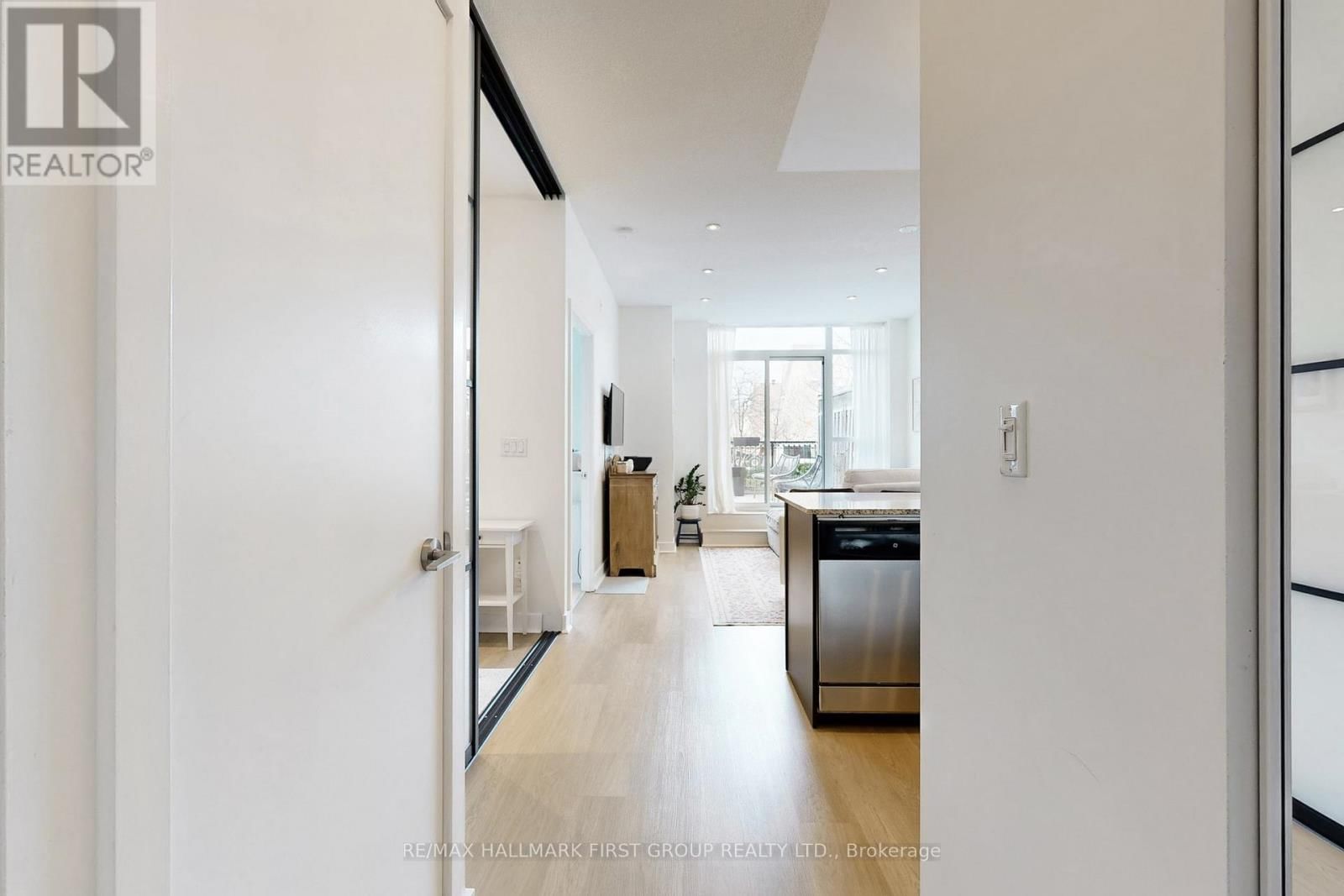 127 - 120 DALLIMORE CIRCLE Image 21