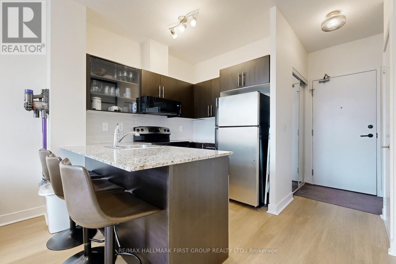 127 - 120 DALLIMORE CIRCLE Image 8