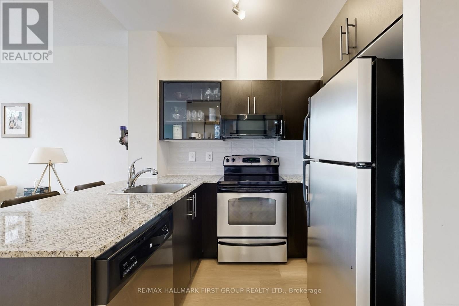 127 - 120 DALLIMORE CIRCLE Image 9