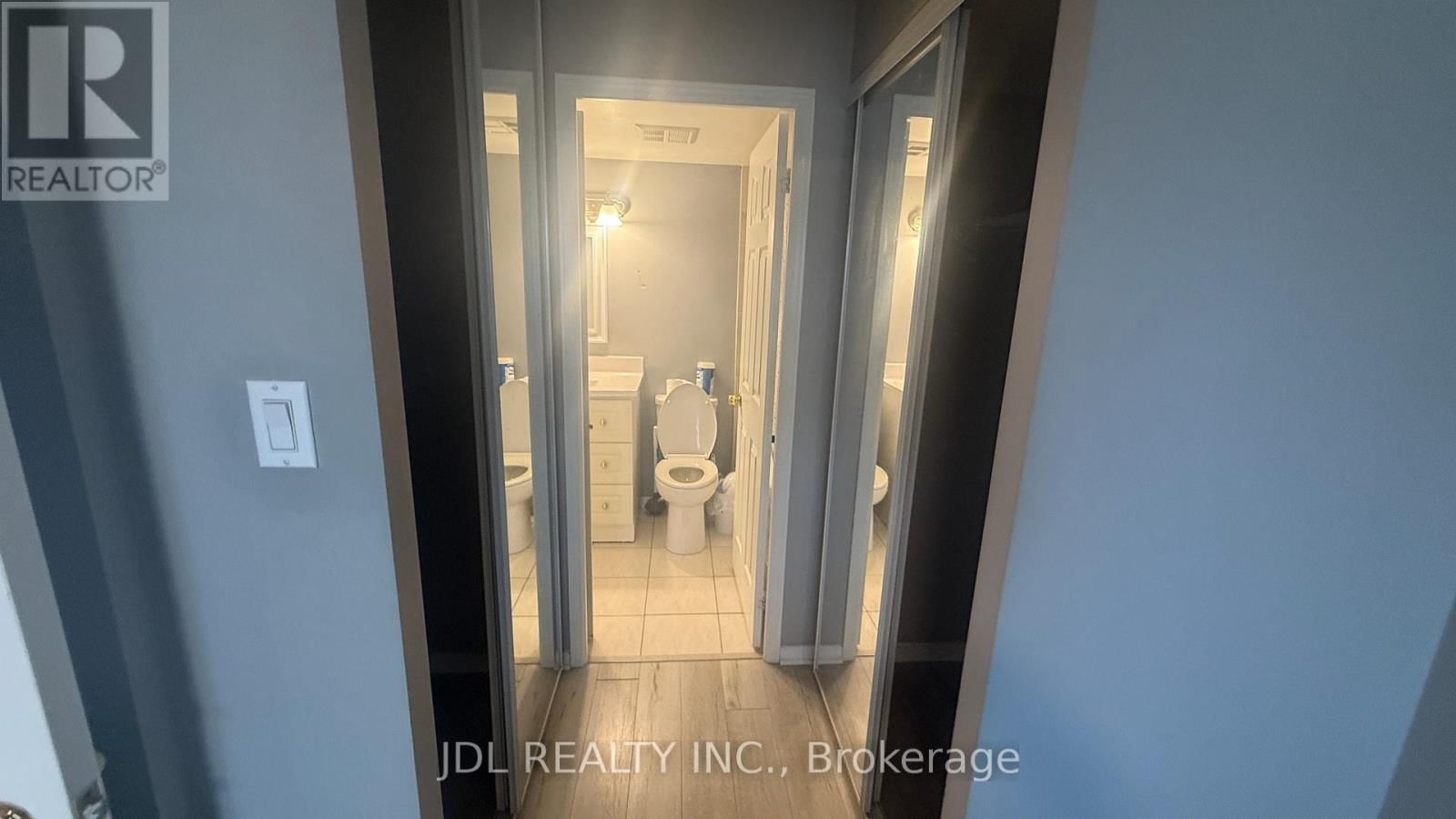 1610 - 887 BAY STREET Image 10