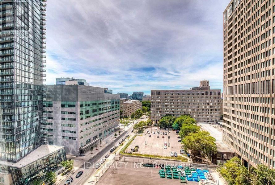 1610 - 887 BAY STREET Image 11