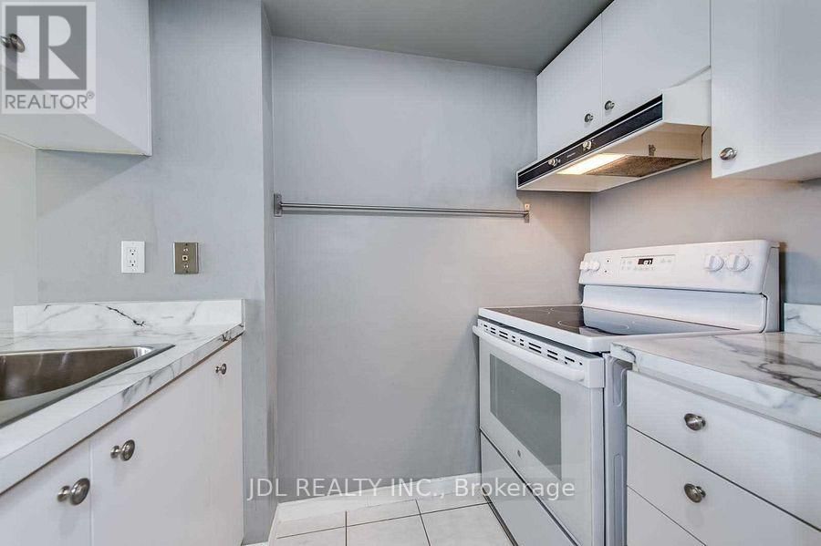 1610 - 887 BAY STREET Image 12