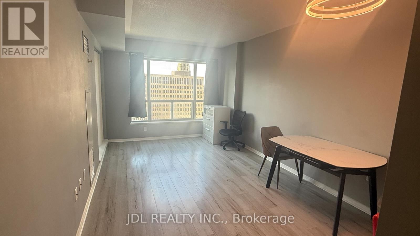 1610 - 887 BAY STREET Image 3